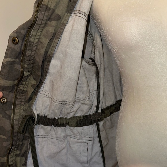 Women’s Universal Thread Canvas Jacket, Green Camo, Size Medium - Picture 7 of 9